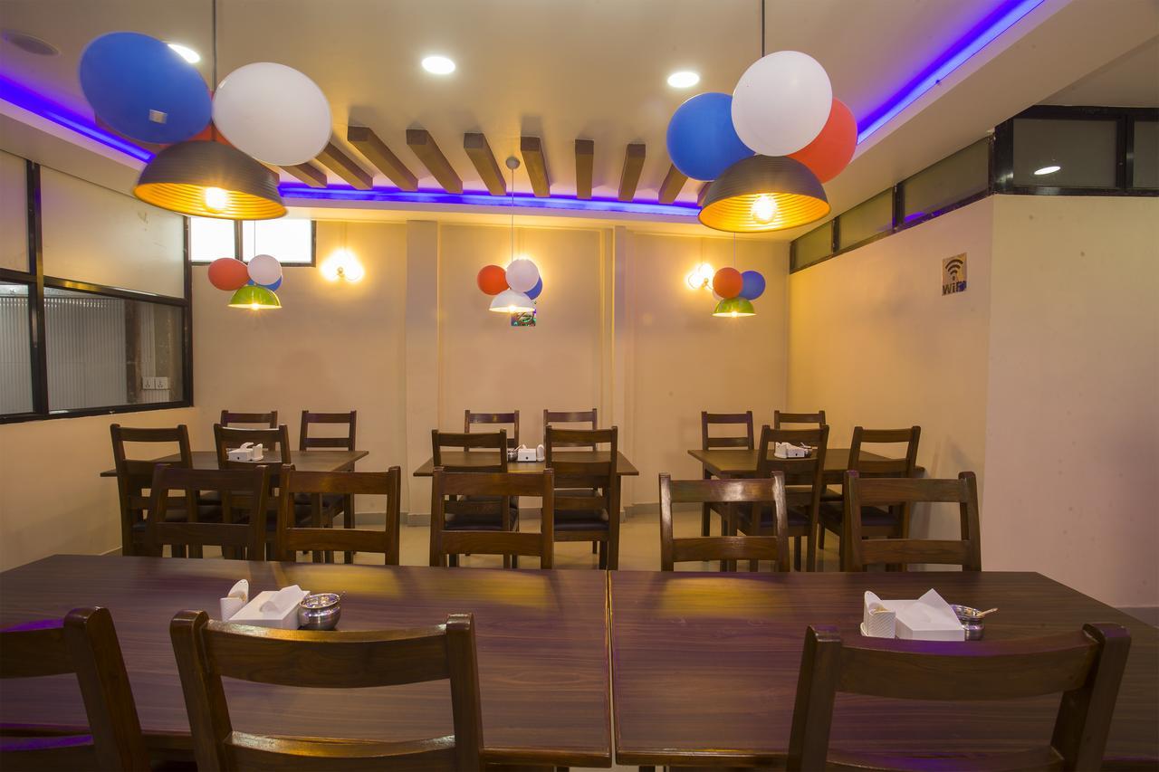 Oyo 146 Somewhere Hotel & Resturant Катманду Экстерьер фото